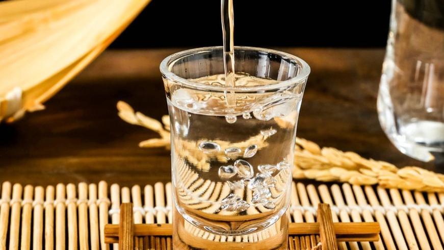 县城白酒市场太热闹！这里的门道很简单~