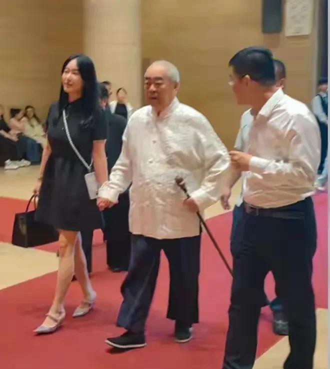 范曾还是太自信了！女人三十如狼似虎！他不会天真的以为36岁的徐萌喜欢86岁的他的