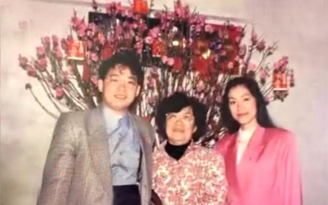 因爱国遭到封杀，卖车卖房只为了给国家筹款的明星，如今已经成为了阅兵仪式之中的座上