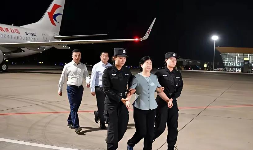 亚洲地区“百名红通人员”最后一人从泰国押解回国，看上去起色不错，看来在国外小日子