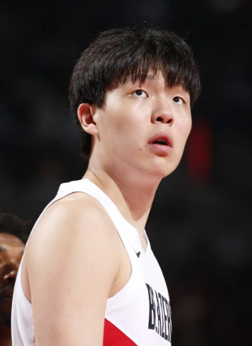 本场比赛杨瀚森打得总体还行，起码没拖后腿。尤其是防守端的篮下保护还有有进步的。看