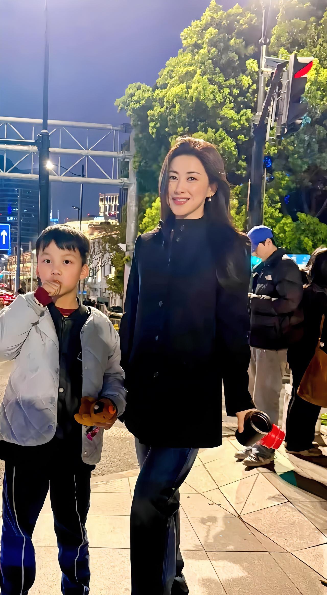生活中的朱珠也是这么风韵犹存，曾经的京圈大妹是许晴，现在她是顶流。
两人的共同点