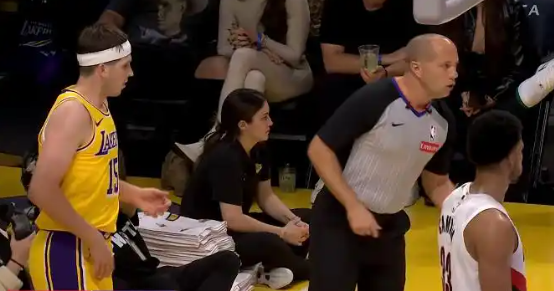 湖人这几年的思路非常正确，没有轻易交易里弗斯和八村，这两人越打越好了。
八村就一