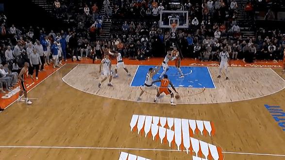 哈登关键时刻造成克莱三分犯规，三罚全中后还落后独行侠2分