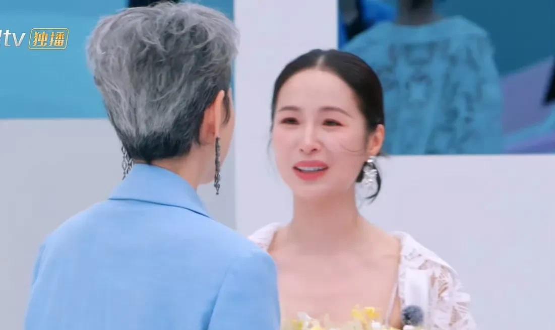 #江一燕对叶童说我亲过你老婆#江一燕太直爽了，在《乘风2025》中，江一燕对叶童
