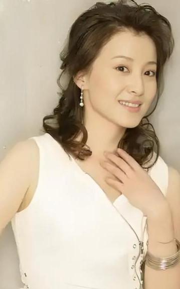 徐露，原名徐路，1975年7月29日出生于辽宁沈阳 。毕业于上海戏剧学院，是中国