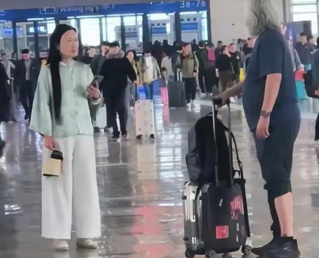 有网友拍到74岁的张纪中训斥妻子的照片，还有网友曝光在其在高铁站争吵的情景。这一