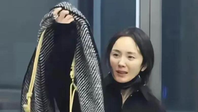 杨幂凌晨素颜现身机场，头发稀疏眼窝深陷，生图与之前判若两人