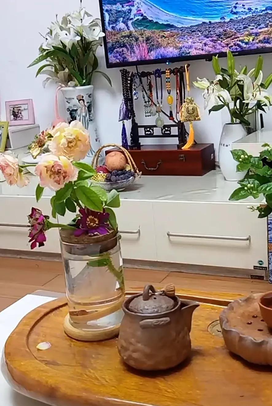 柴桑大姐说，她们可专业了，做事是一套一套！
咱们不管是谁录的，到底谁是真，谁是假