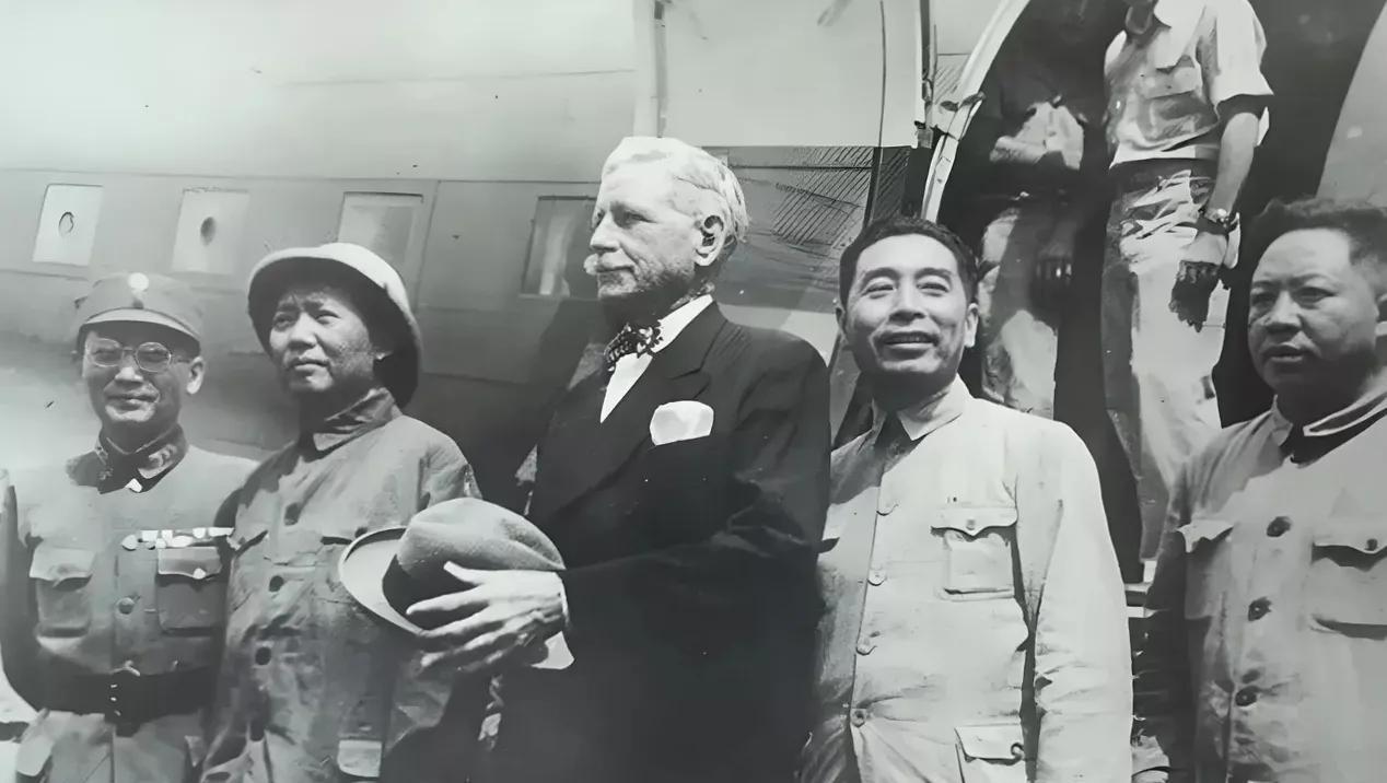 1945年，延安机场，毛主席与张治中，赫尔利，周恩来，王若飞在一起，合影留念，永