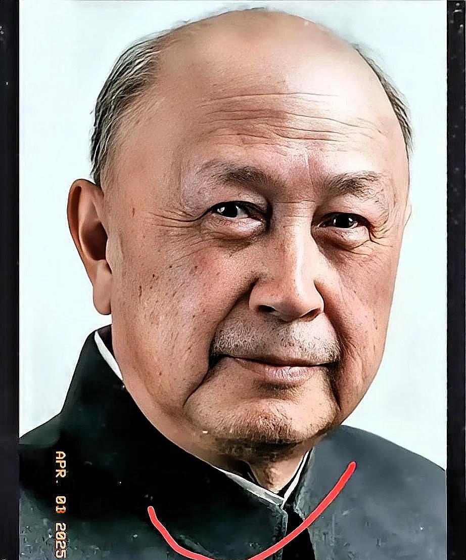 钱学森：一座不倒的丰碑！  
1985年，美国邀请钱学森先生访美并授予最高荣誉“