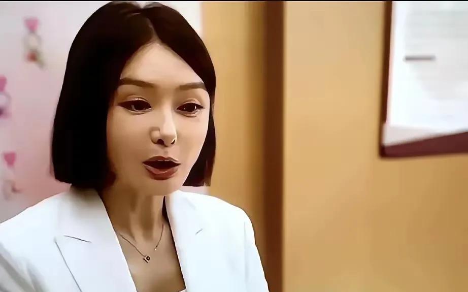 你能认得出这是秦岚吗？反正我不能。
这是做了啥事，才会变成这样[尬笑]？
嘴都歪