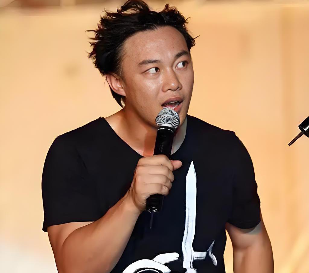 陈奕迅，你不老实啊！
“装”的可真像，
前天你还发文“复活后先吃肉”，可没想到你