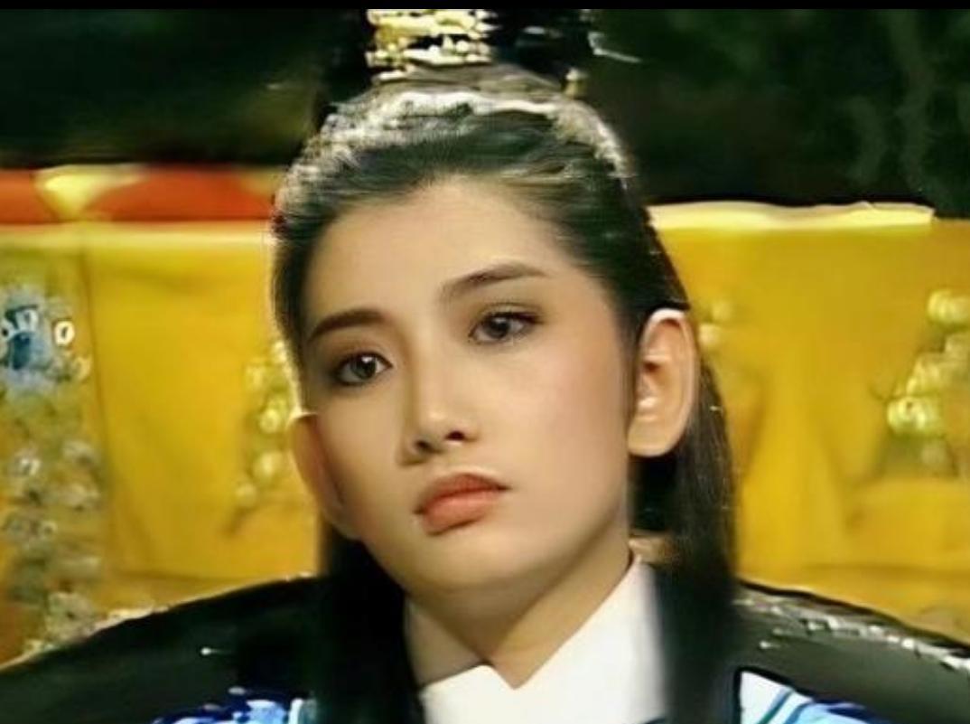 1975 年，12 岁的刘玉璞正在洗澡，醉醺醺的父亲发疯般地踹开门，冲进浴室里，