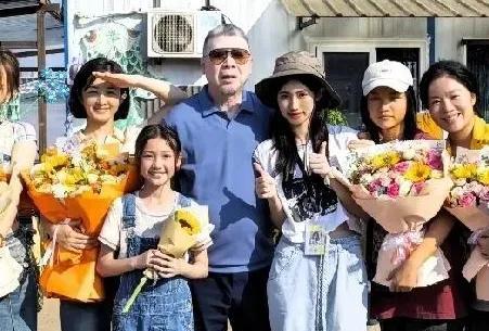 冯小刚女儿晒出在老爸剧组做场记，小姑娘一点也不娇气！虽然她是冯小刚和徐帆的养女，