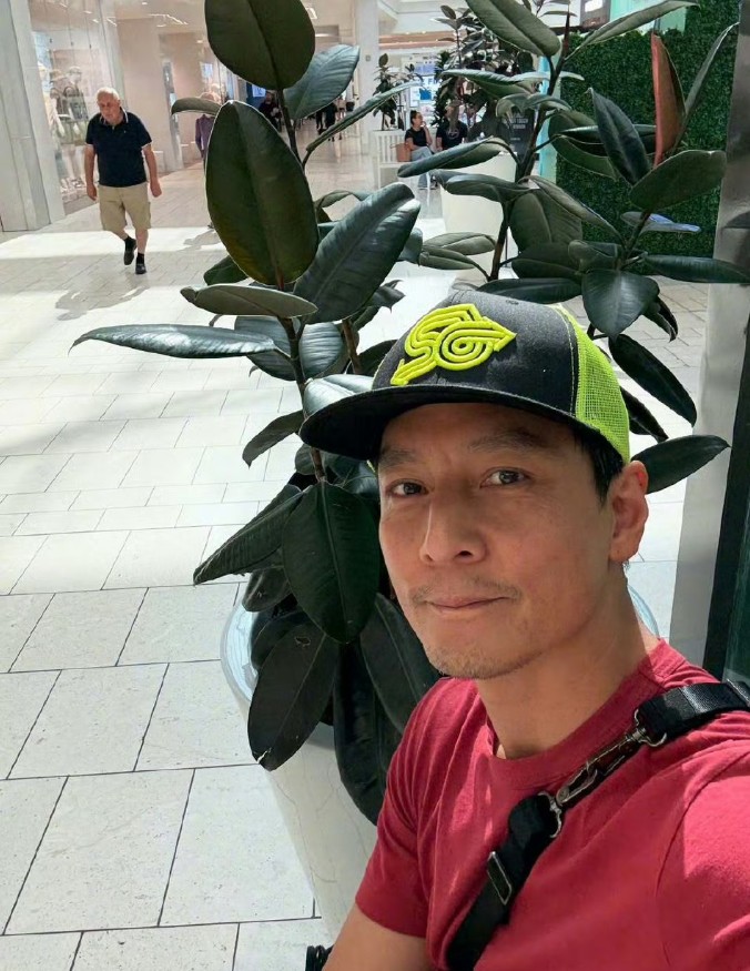 吴彦祖商场长椅闲坐，接地气获赞