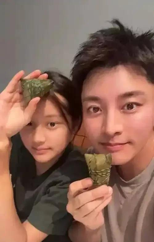 甜馨深夜发文护家，看哭全网！

“娱乐圈离婚撕X年年有，但这次连孩子都遭殃了