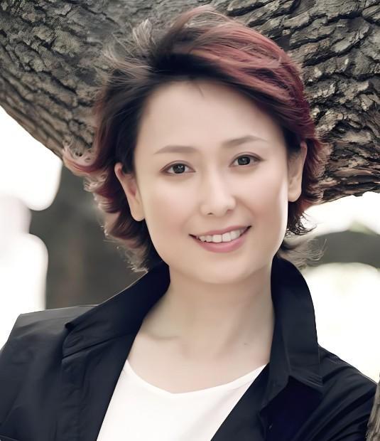 这位演员年轻的时候还真是好看，笑起来嘴角上扬，充满着青春活力，这在九十年代应该比