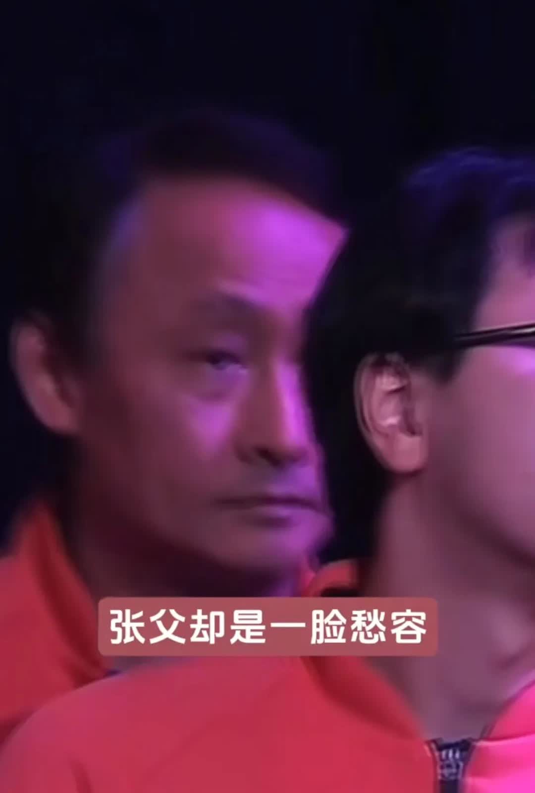 儿子夺冠了，可在父亲脸上却看不到开心的笑容。
张本智和夺冠时，其父的表情颇耐人