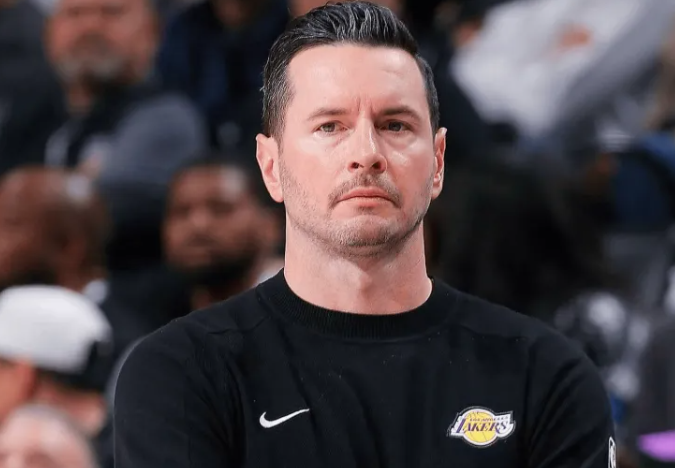 NBA常规赛湖人主场对阵活塞的比赛已经结束。全场战罢，湖人以106-128不敌活