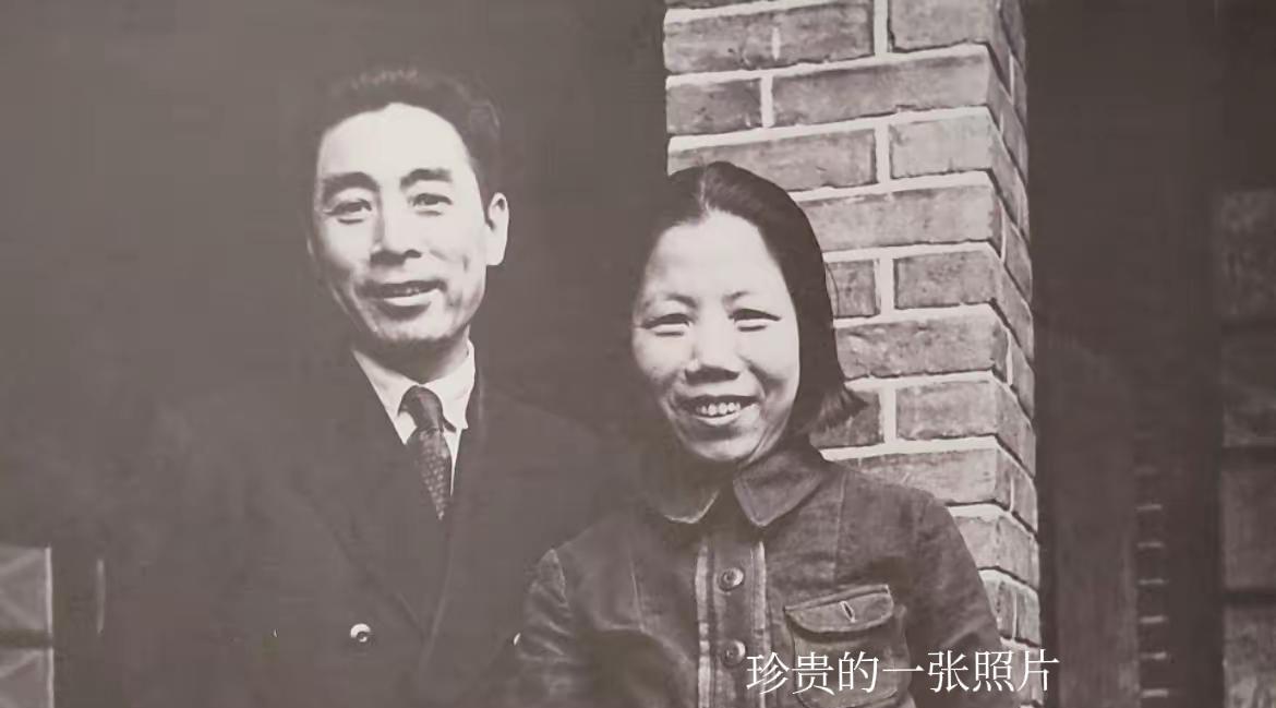 让人怀念的老照片。
这对革命夫妻的照片很少有人见过，这一温馨的场景，看着就亲切