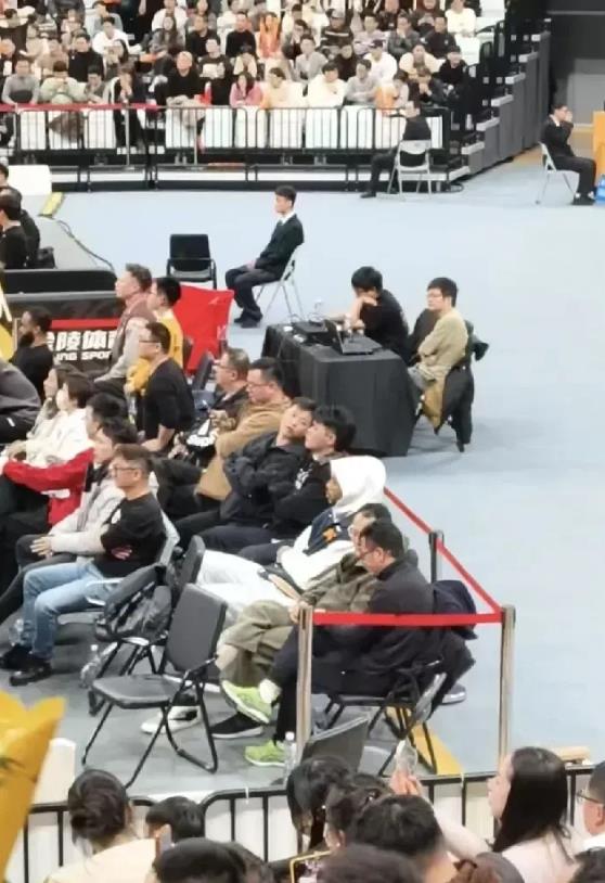 杜峰把莫兰德赶到家属席看球，他终于品尝莫兰德自爆的厉害，也体会到杨鸣说不出的苦。