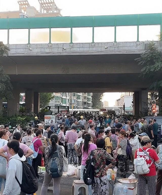 山东济南劳务市场高温有所回落，用工价格却没有太大变动。
今天是7月18日，这是山