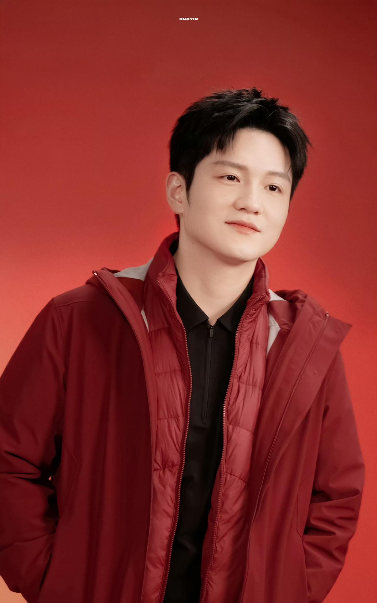 刷到一个“红彤彤”的樊振东！
哈哈，这个颜色红红火火太喜庆了，仿佛下一刻他就要抱