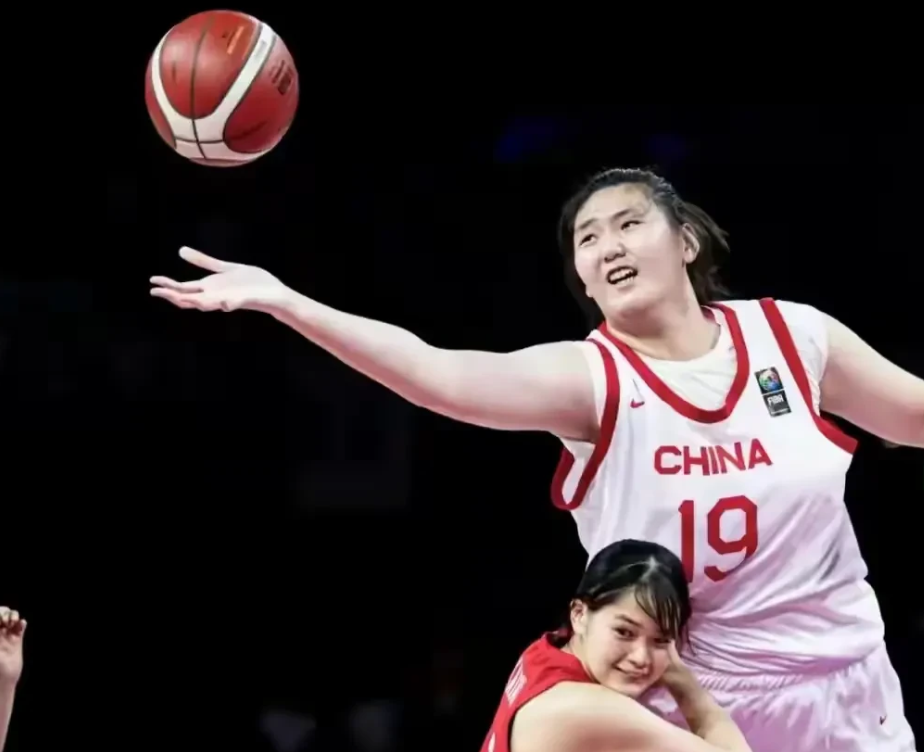 18岁篮下巨无霸震惊全场！

你见过对手一看见就直接想认输的球员吗？最近中国女篮