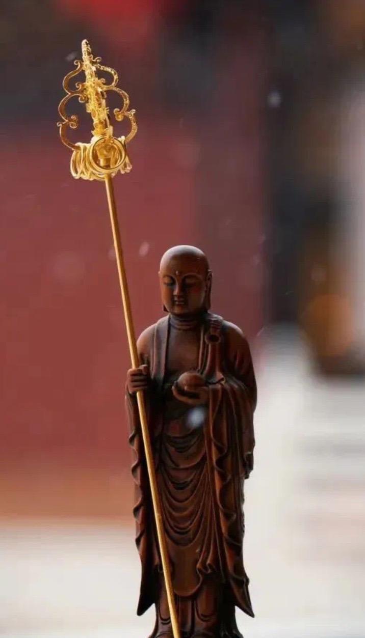 应无所住而生其心”，那就是要破除一切执著，断除一切烦恼，超越一切障碍。
一切事物