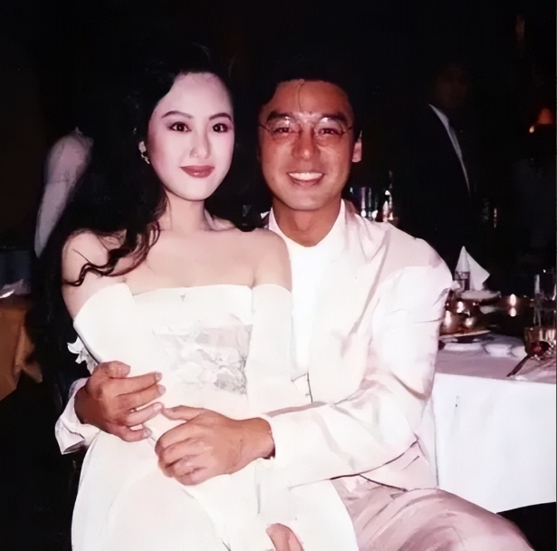 1996年，丁克的谭咏麟对妻子杨洁薇说：“我把十亿家产给你，让我的儿子回家。”妻