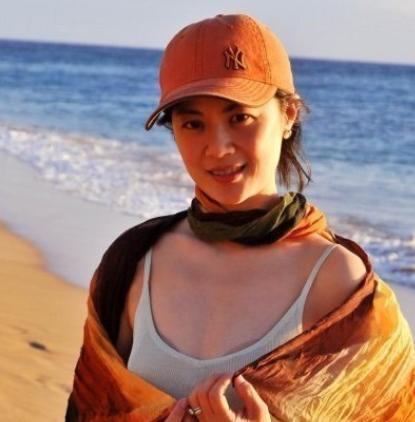 “我愿意放弃中国国籍，自愿加入英国!”2004年，央视美女主持嫁给英国富豪，并坚
