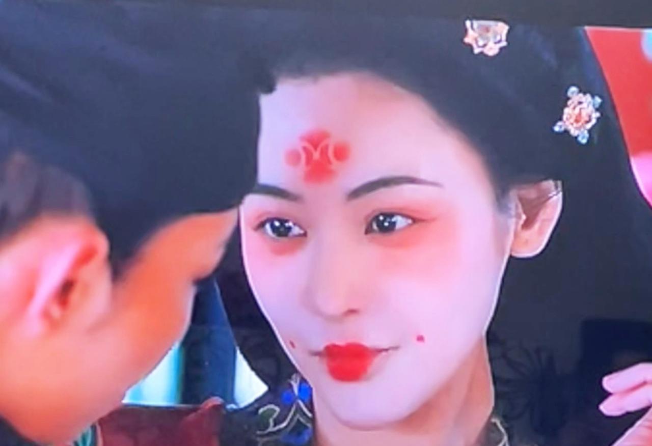 这两女人眼神太暧昧了《长安的荔枝》中。李善德带阿弥塔回到长安后，第一件事就是尽快