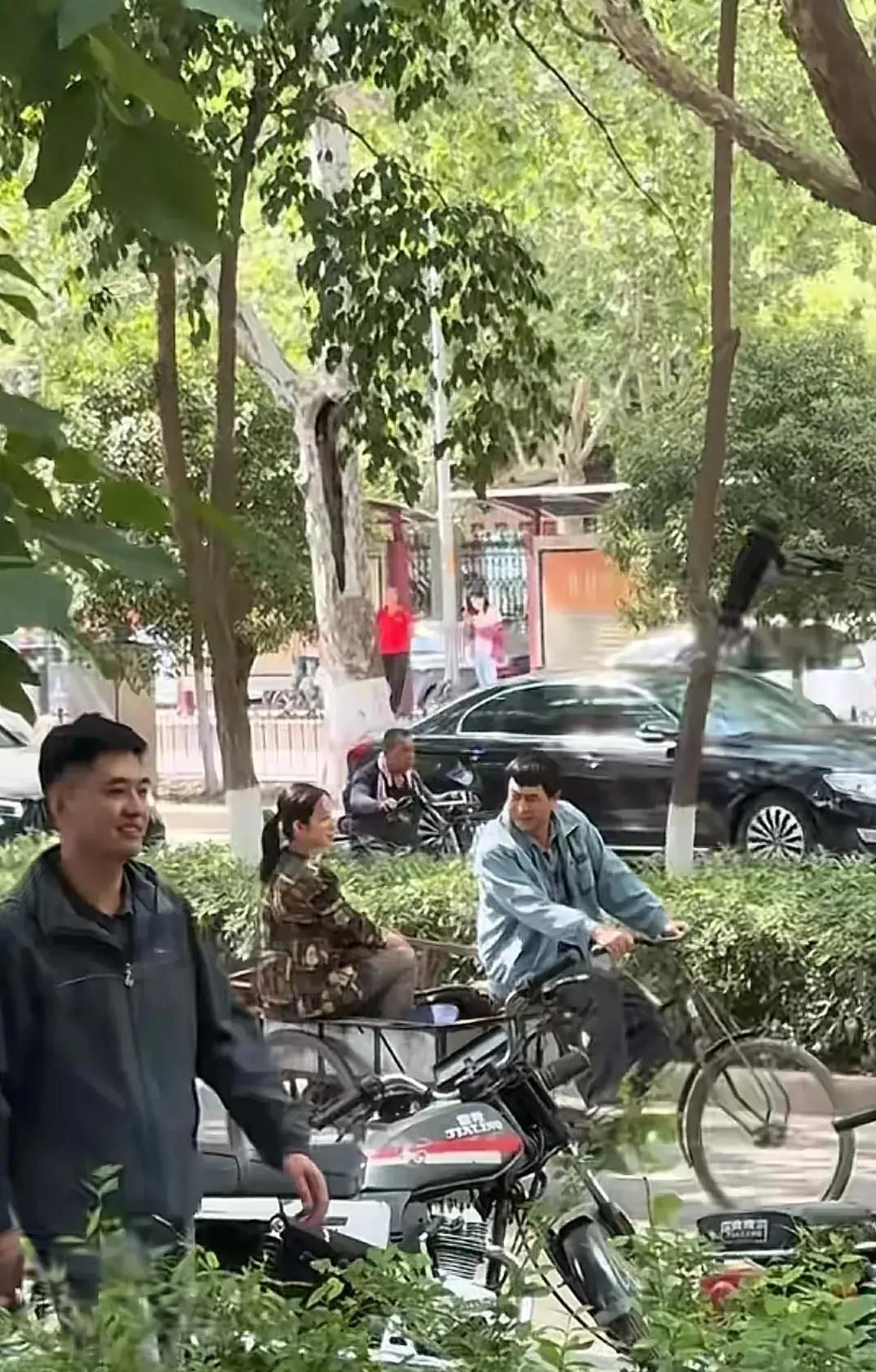 不得不说
张嘉益是真的让人羡慕啊
不是因为他戏拍的好，也不是因为他老骑三轮车，而
