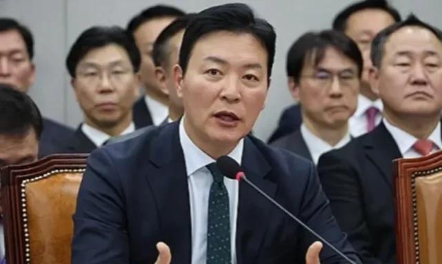 在野党越来越被动了！
就在昨天，3月21日，韩国宪法法院竟然驳回了警方针对总统警