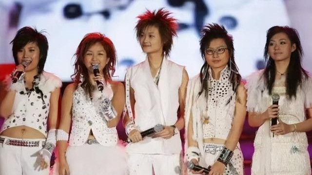 张靓颖作为娱乐圈里的实力唱将，风光无限，各个奖项拿到手软