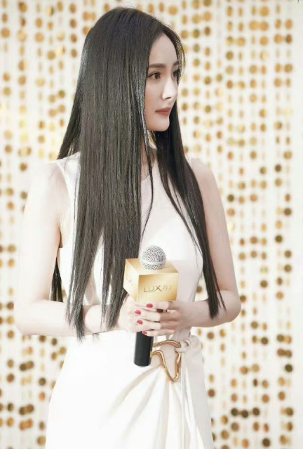 杨幂的头发黑长直，真好看！