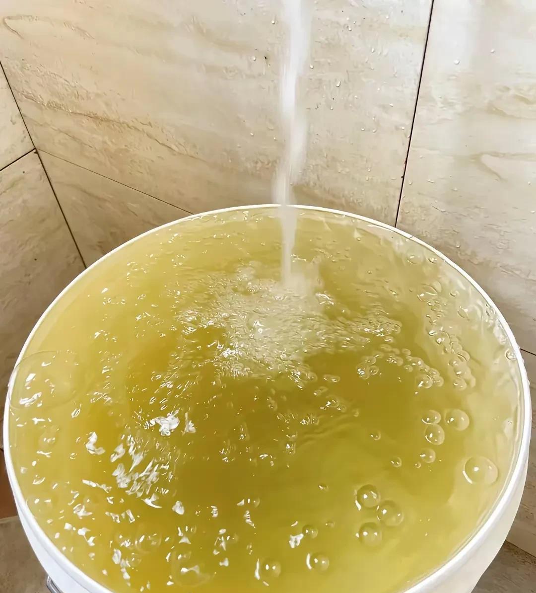 自来水出问题是最容易查原因的，关键看有没有这个积极性和意愿。
第一时间多方见证取