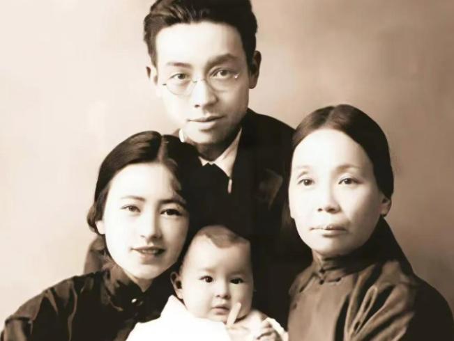 1903年，30岁事业有成的梁启超娶17岁的黄花大闺女王桂荃为妾，梁启超突然严肃