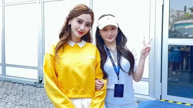 36岁杨颖澳门打高尔夫被偶遇，穿黄色卫衣搭超短裙嫩的像少女！