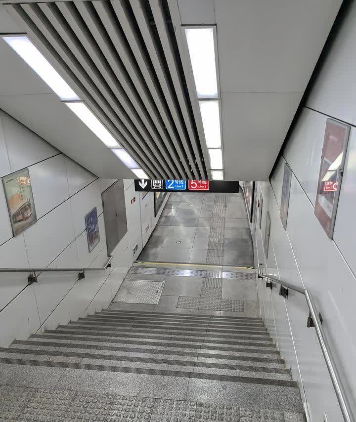 大连地铁通道真的窄吗？

反正从一线城市回到大连总感觉大连地铁太小了而且拥挤