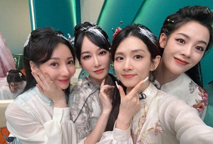 章子怡携女共赏陈丽君越剧演出，素颜母女美出圈
近日，陈丽君的越剧《我的大观园》在