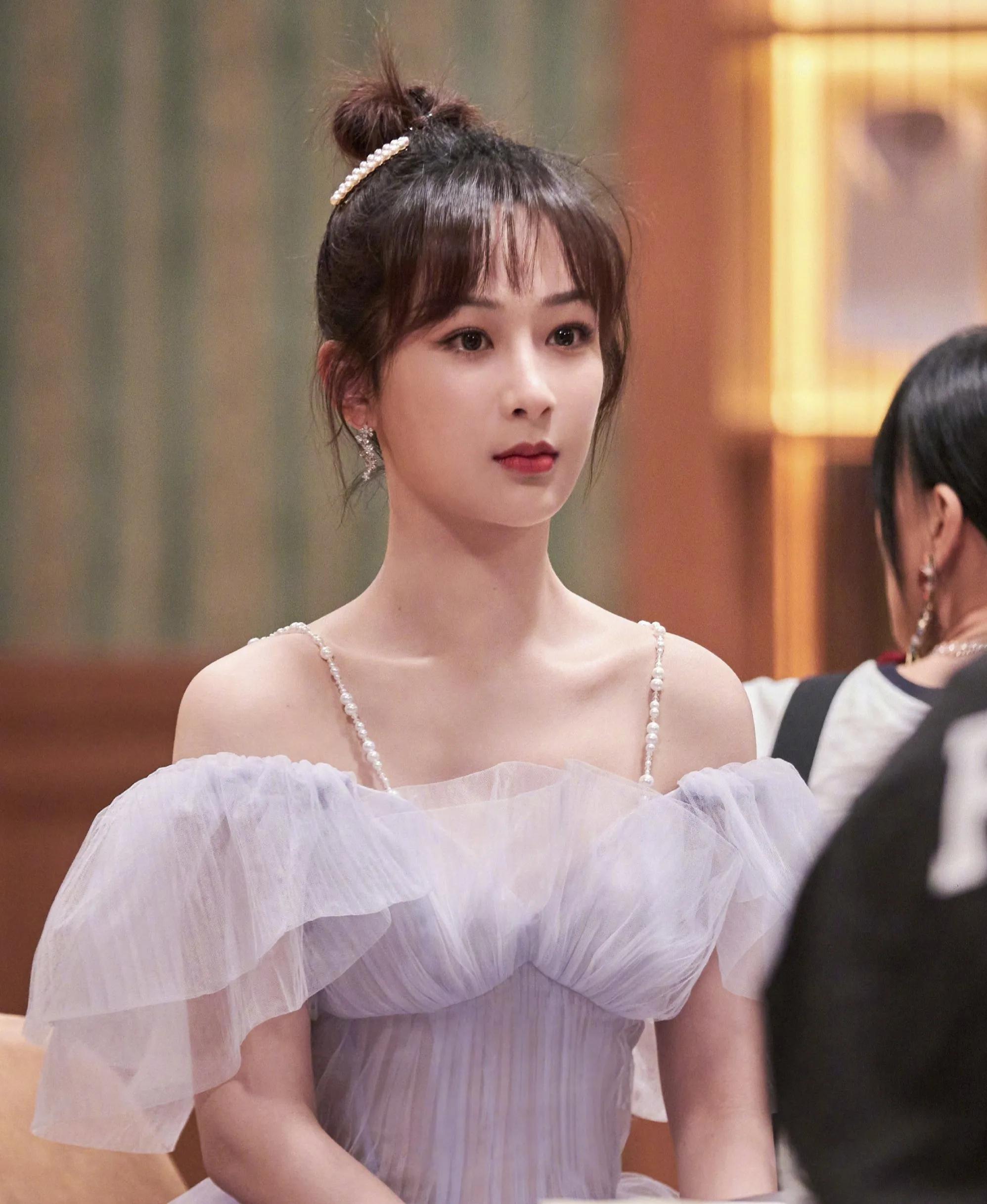90后女星杨紫写真集：俏丽可爱、呆萌动人
