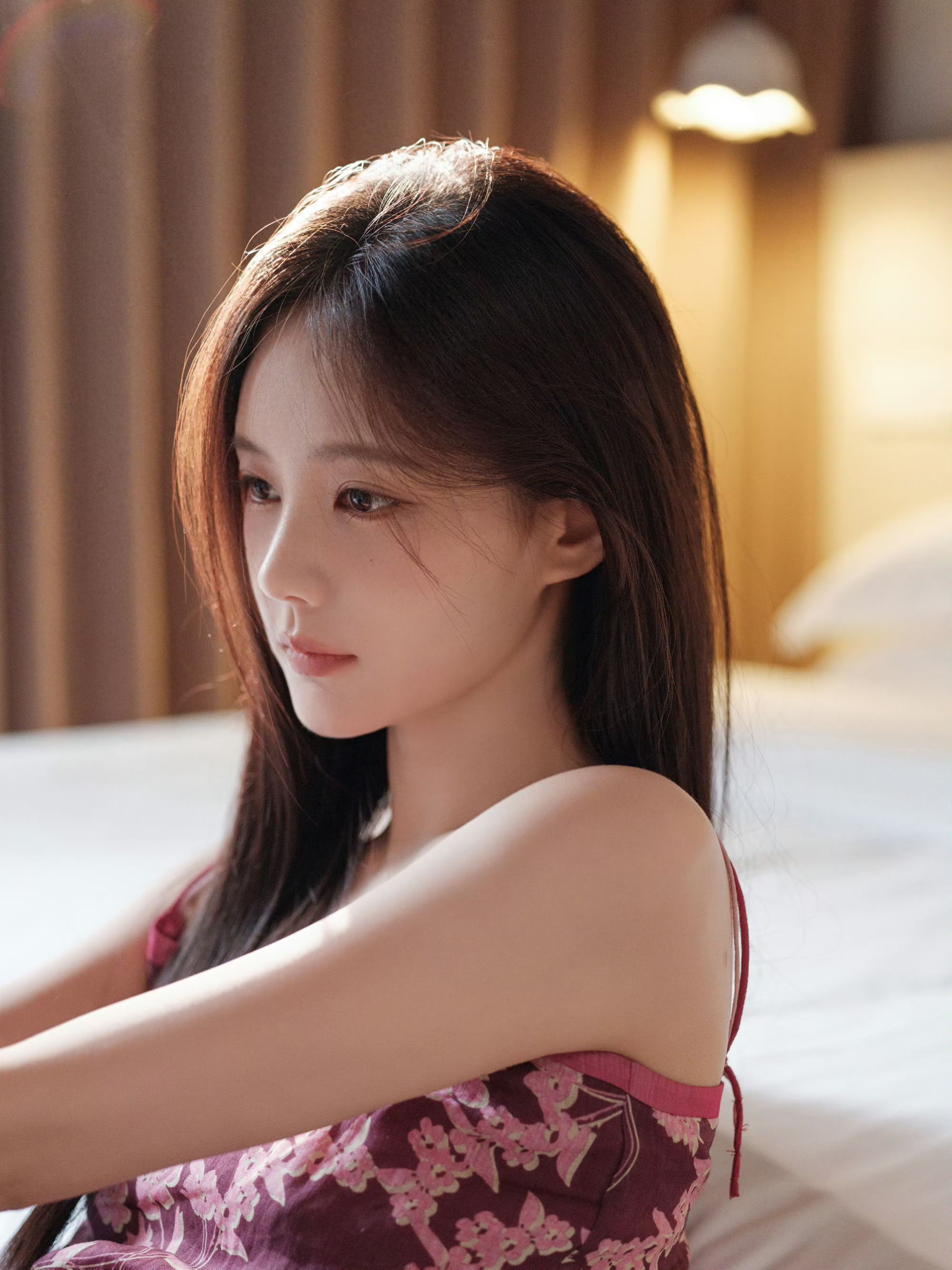 女星李一桐悠然自得小时光，恬静的样子好美！
