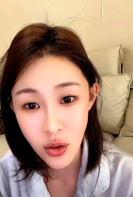样儿回应与仙洋关系，劝仙家粉丝不要取关仙洋。

今晚样儿直播聊到热度话题直接笑场