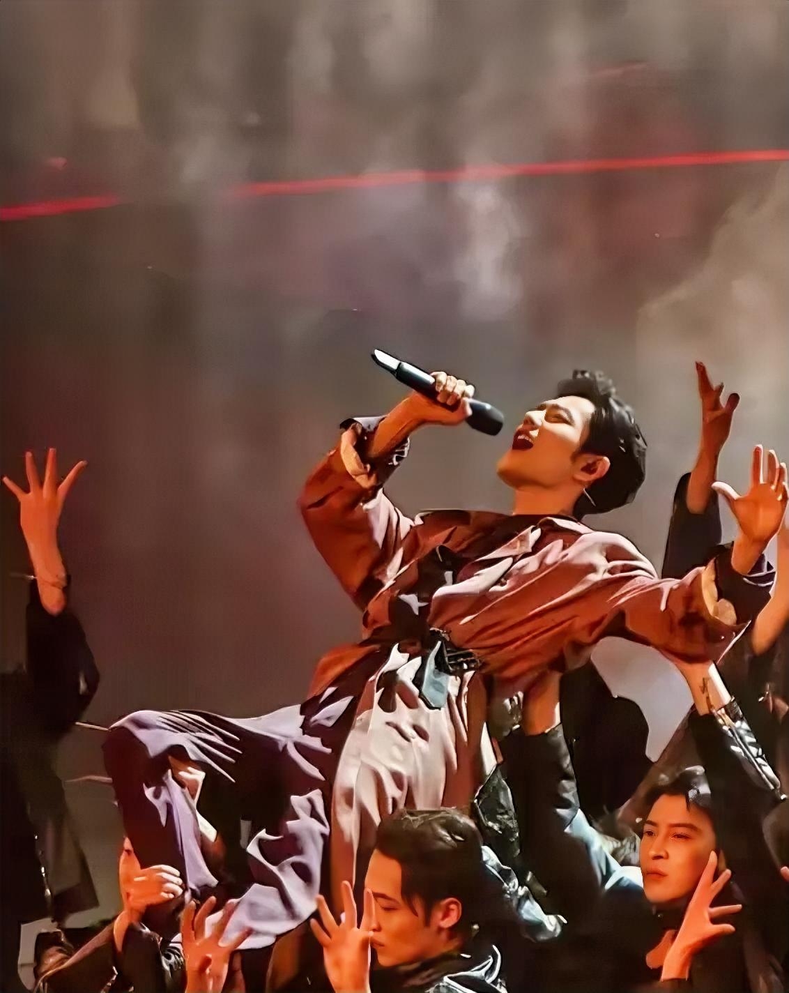 全程开麦被托举空中，腰力逆天，唱功稳如CD！