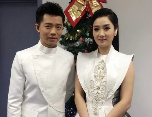 当年，徐明朝追求玲花时，问曾毅：“你们两个人不是恋人关系吧？”曾毅看了他一眼，说