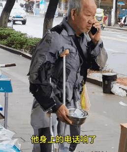 “乞讨大爷是在装穷，而年轻小伙是真的穷！”，湖南一年轻小伙，好心施舍给在路边乞讨