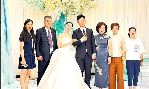 张怡宁是一个不需要别人羡慕自己的女人，就算参加李隼女儿的婚礼，人家也不让让徐威陪
