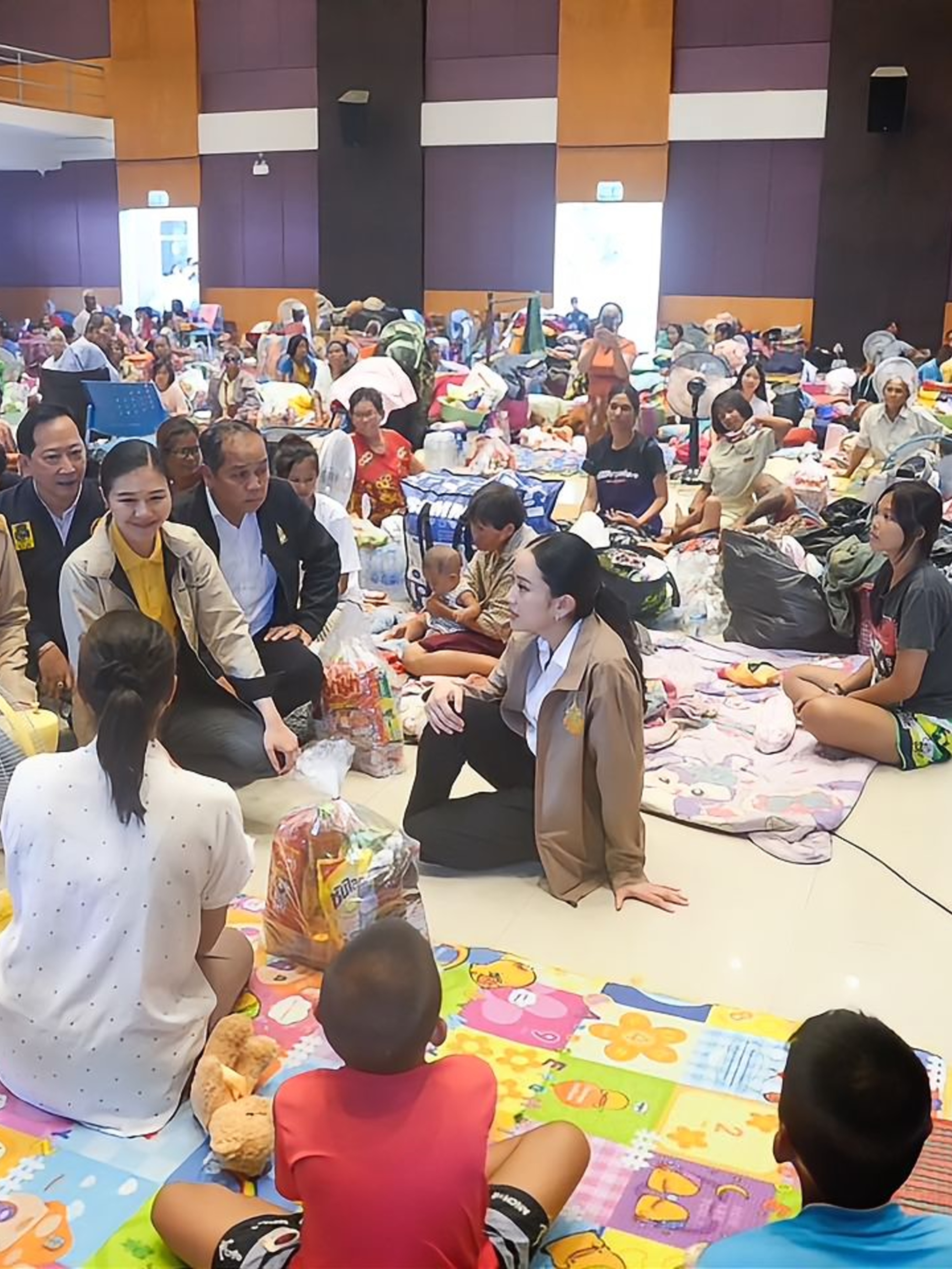 佩通坦慰问边境伤员，亲民姿态无架子
7月27日，泰国文化部长佩通坦与总理办公室部